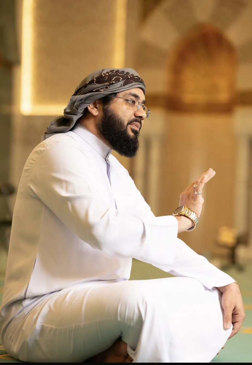 Mufti Habib explaining a point during a lesson