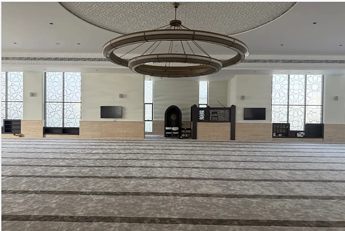 Prayer hall with mihrab, minbar and ring chandelier